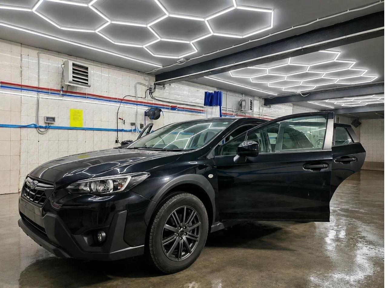 Subaru в боксе автомойки после ухода